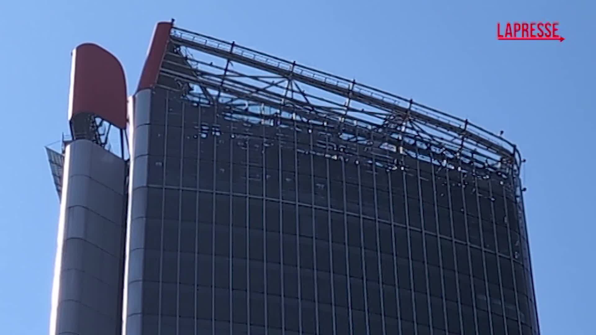 Torre Generali a Milano, l’insegna rimossa dopo il cedimento parziale