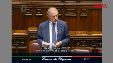 Gaffe del ministro Urso alla Camera: il termine "factory" in italiano diventa "fattoria"