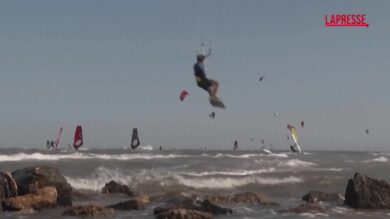 Grecia, la spiaggia di Agios Nikolaos invasa da kitesurfisti