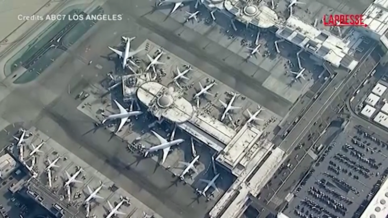 Usa, oltre mille voli della United Airlines bloccati per problema tecnico: le immagini dagli scali