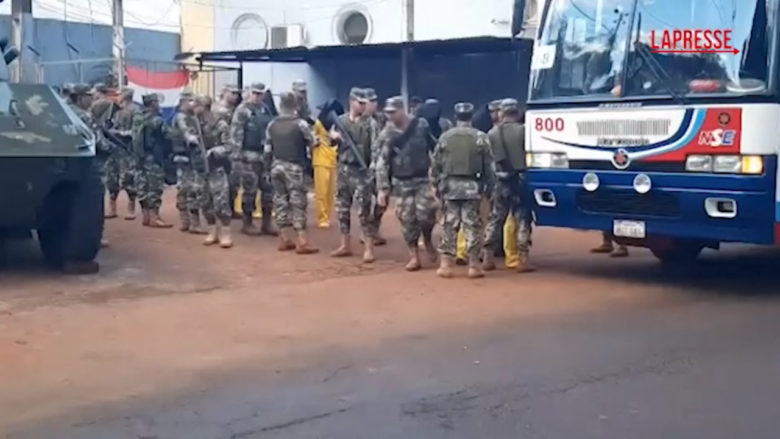 Paraguay, centinaia di detenuti trasferiti nel nuovo carcere di massima sicurezza: le immagini
