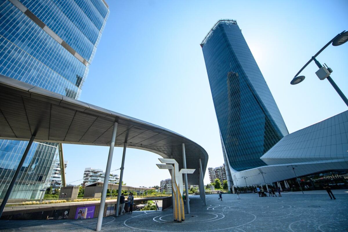 Torre Generali a Milano, rimossa l’insegna ceduta