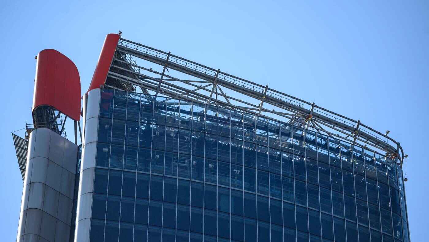 Torre Generali a Milano, rimossa l’insegna ceduta