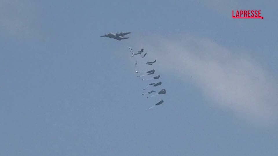 Gaza, nuovi lanci aerei di aiuti su Deir al-Balah