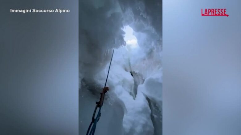 Monte Rosa, alpinista cade per 20 metri in un crepaccio: il video dei soccorsi