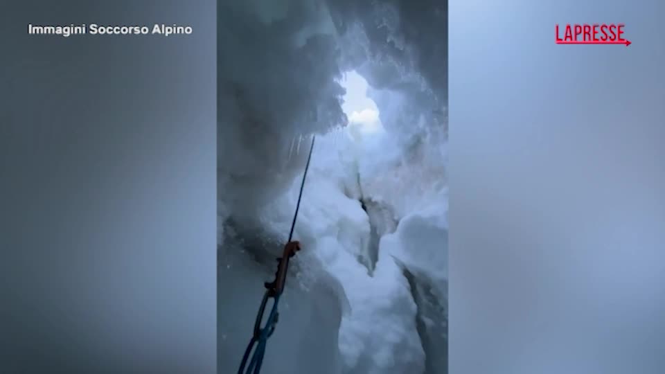 monte rosa alpinista cade per 20 metri in un crepaccio il video dei soccorsi