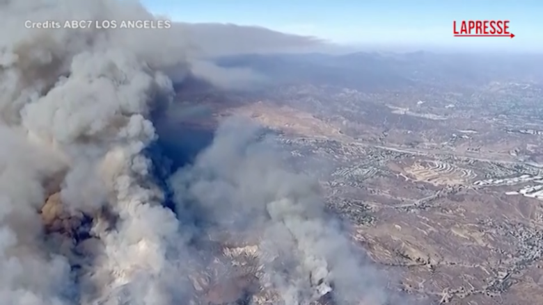 Los Angeles, fiamme a nord della città: le immagini aeree dei pompieri, migliaia gli evacuati