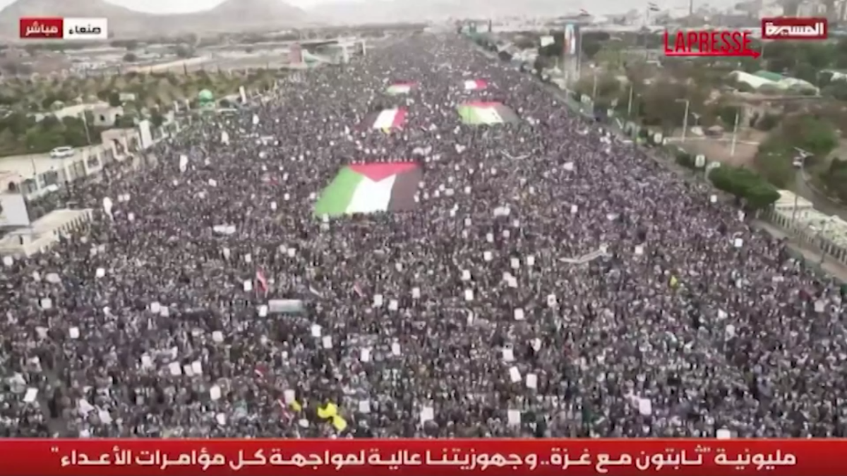 Yemen, a Sana'a decine di migliaia di persone manifestano per la Palestina: le immagini aeree