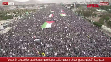 Yemen, a Sana'a decine di migliaia di persone manifestano per la Palestina: le immagini aeree