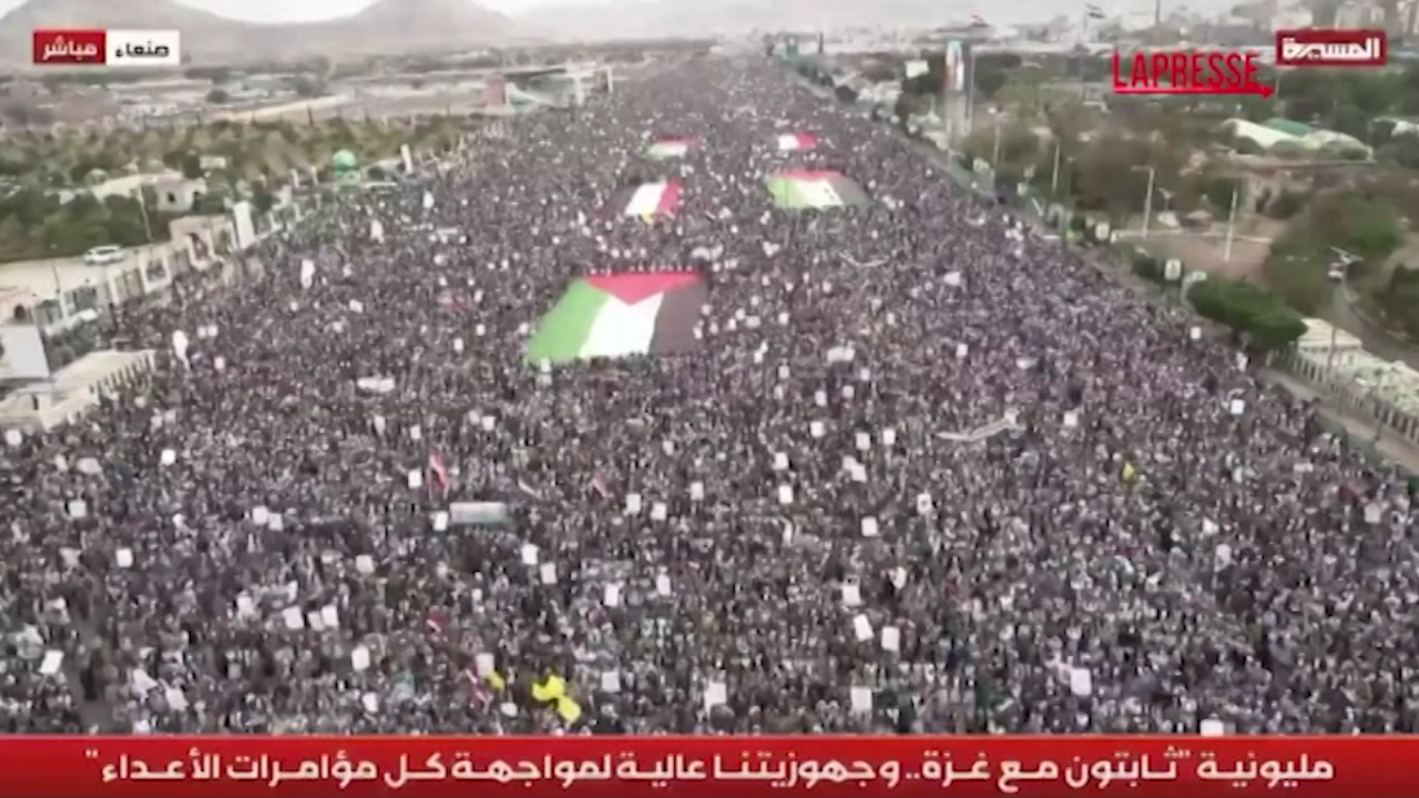 yemen a sana a decine di migliaia di persone manifestano per la palestina le immagini aeree