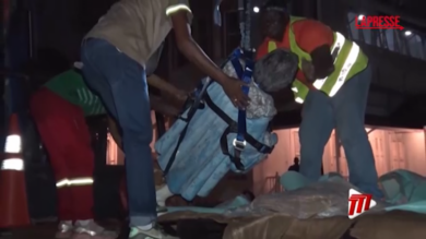 Trinidad e Tobago, la popolazione rimuove la statua di Cristoforo Colombo: le immagini