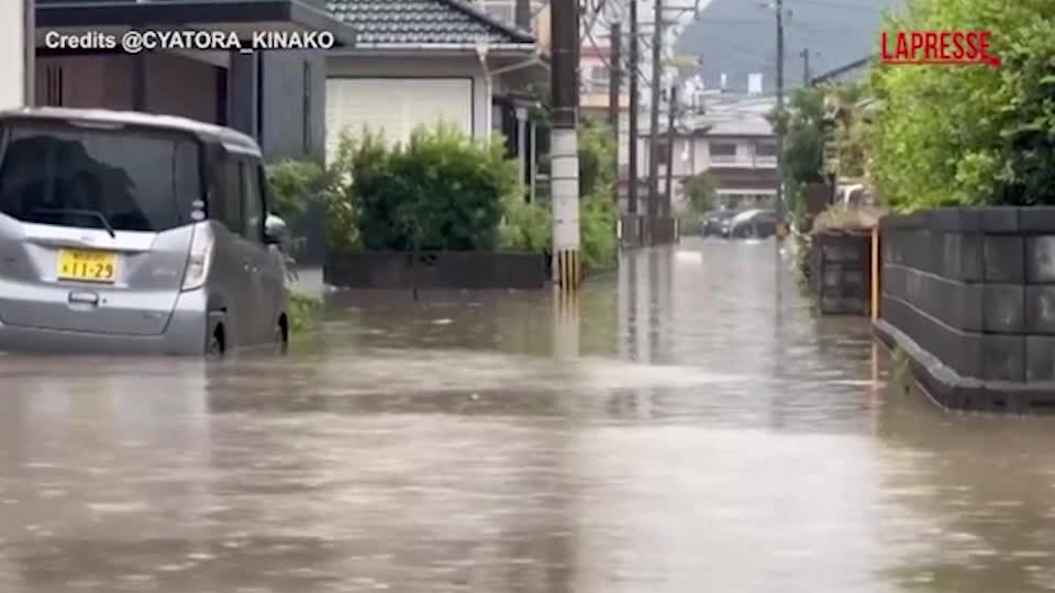 Giappone, alluvioni e inondazioni provocano 360mila sfollati: le immagini