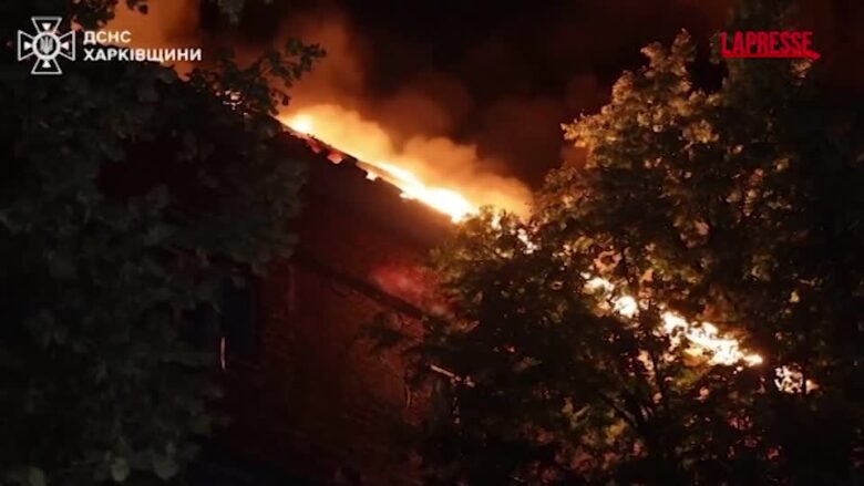 Ucraina, raid di droni russi su Kharkiv e Sumy: le immagini dei soccorsi