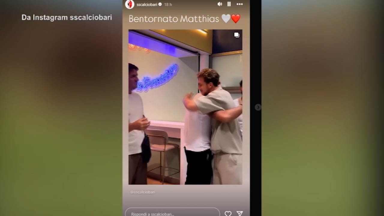 bari verreth accolto dai compagni al ritorno in italia dopo la morte del figlio