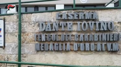 Napoli, nonno 78enne abusa di nipoti di 6 anni e le fotografa: arrestato