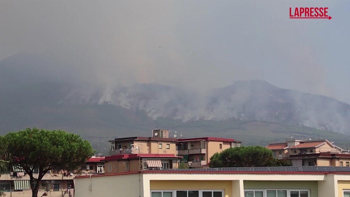 Incendio Vesuvio, canadair in azione