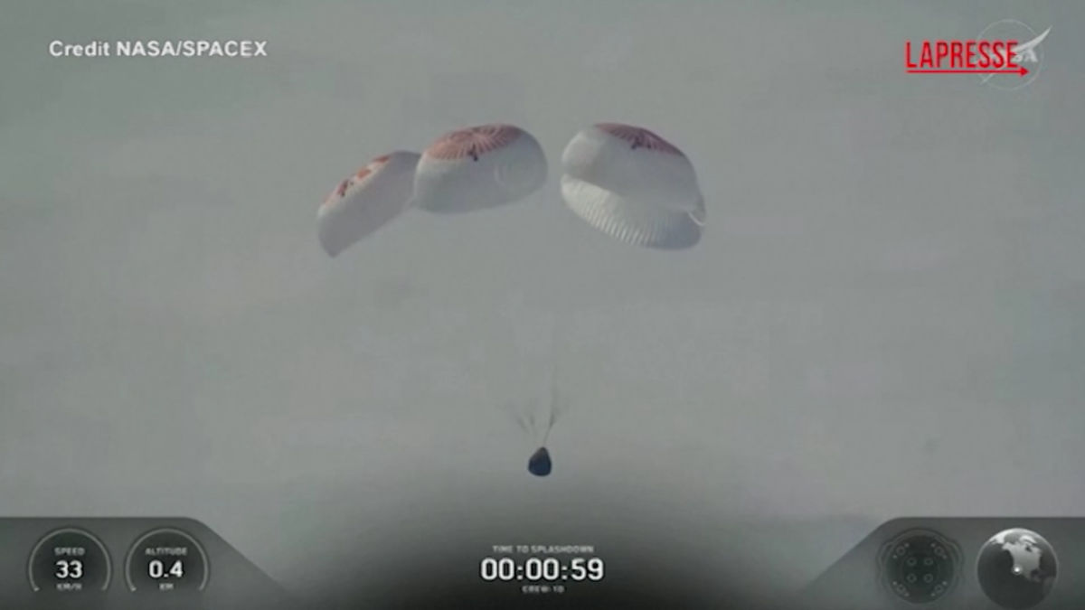 SpaceX, gli astronauti tornano sulla Terra: ammaraggio nel Pacifico