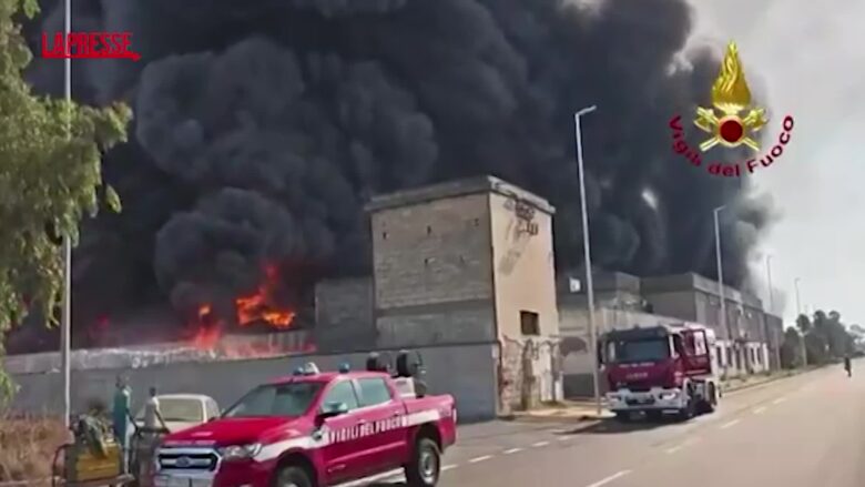 Catania, incendio in azienda di rifiuti: alta colonna di fumo nero
