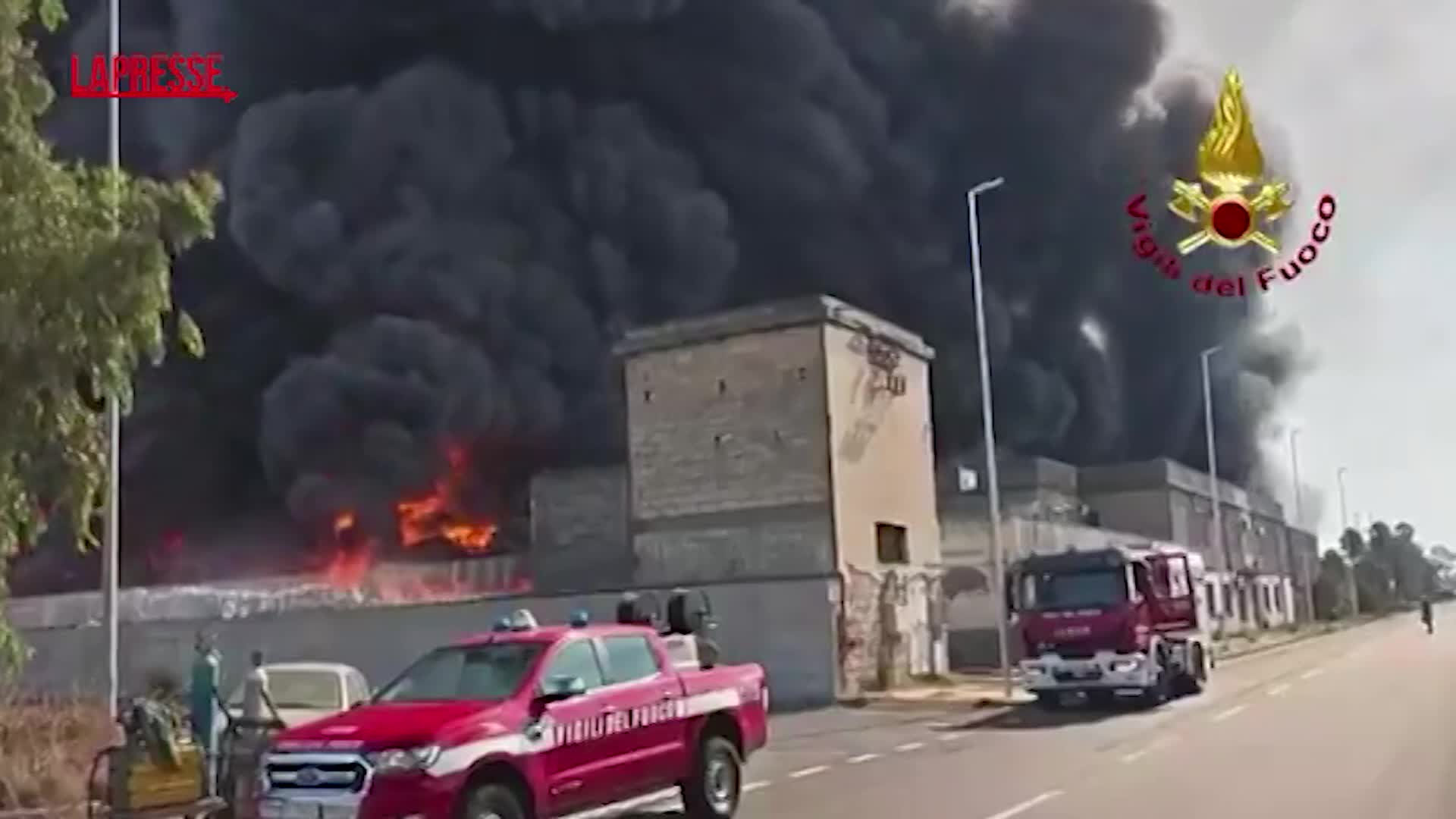 Catania, incendio in azienda di rifiuti: alta colonna di fumo nero Catania, incendio in azienda di rifiuti: alta colonna di fumo nero
