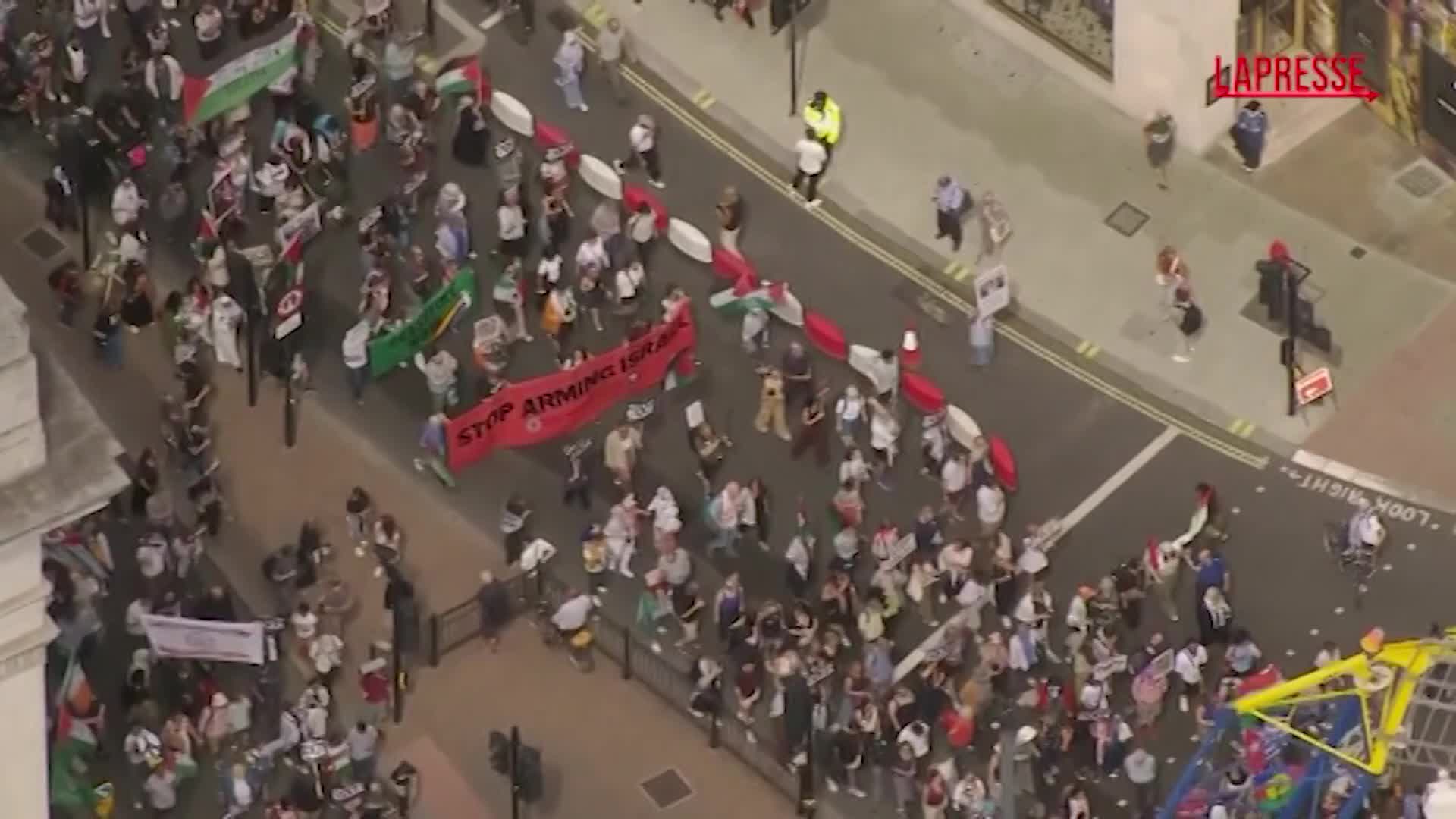 Gaza, migliaia in marcia a Londra contro la guerra: "Dal fiume al mare, la Palestina sarà libera" Gaza, migliaia in marcia a Londra contro la guerra: "Dal fiume al mare, la Palestina sarà libera"