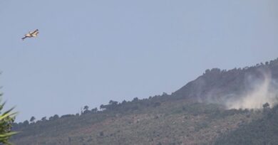 Vesuvio, maxi incendio nel parco: De Luca chiede mobilitazione nazionale, Musumeci dà l’ok