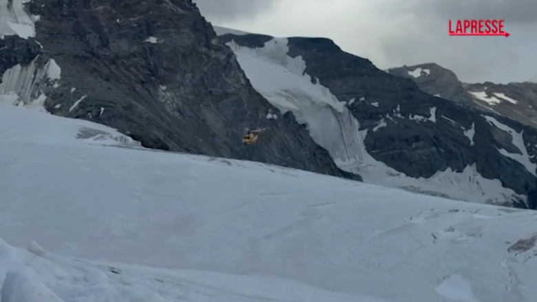 Soccorso alpino valdostano recupera due alpinisti caduti in crepaccio: le immagini