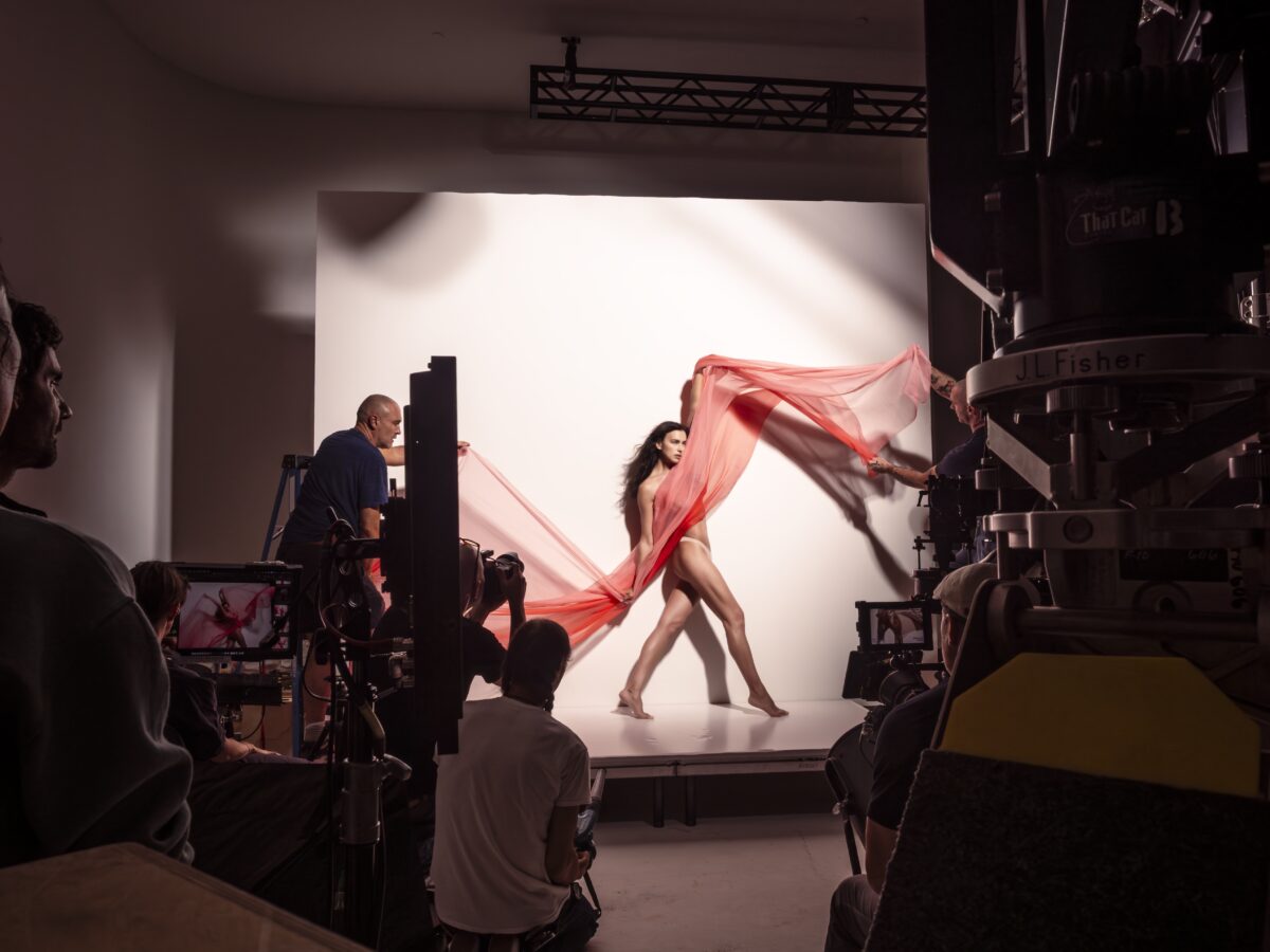 Galleria foto 'Calendario Pirelli 2026, le immagini dal backstage con Luisa Ranieri ed Eva Herzigova' - foto 15