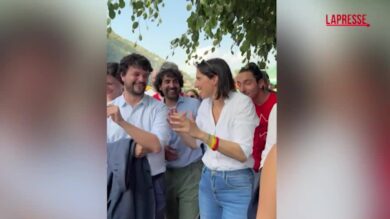 Pd, Elly Schlein alla Festa dell'Unità di Villadossola: gira tra gli stand tra selfie e sorrisi