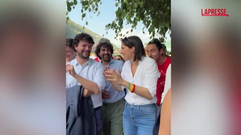 Pd, Elly Schlein alla Festa dell'Unità di Villadossola: gira tra gli stand tra selfie e sorrisi