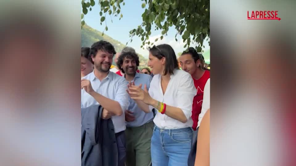 Pd, Elly Schlein alla Festa dell'Unità di Villadossola: gira tra gli stand tra selfie e sorrisi