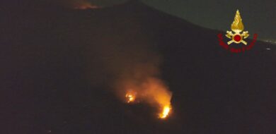Incendio Vesuvio, ancora fiamme: al lavoro 12 squadre dei Vigili del Fuoco
