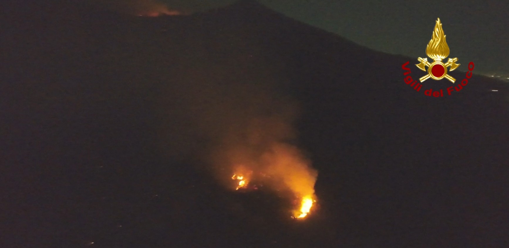 incendio vesuvio ancora 80 vigili del fuoco al lavoro