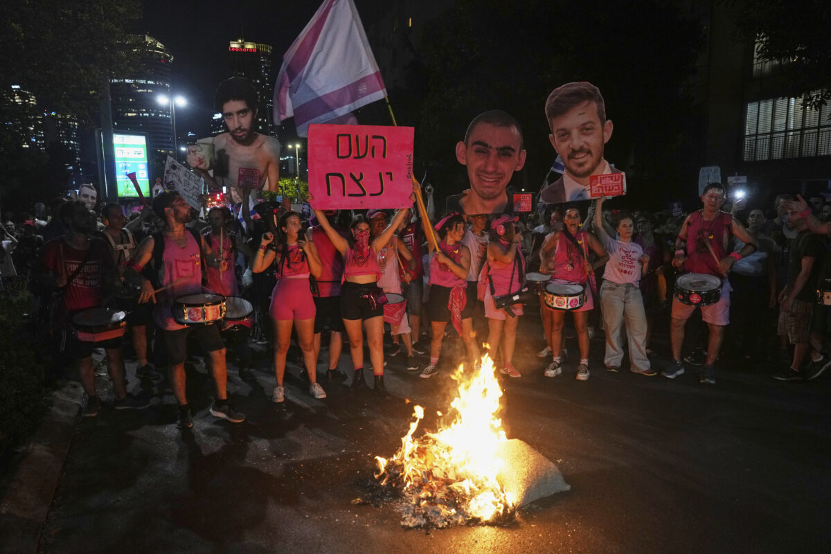 Tel Aviv, migliaia in protesta contro il piano di occupazione di Gaza Tel Aviv, migliaia in protesta contro il piano di occupazione di Gaza