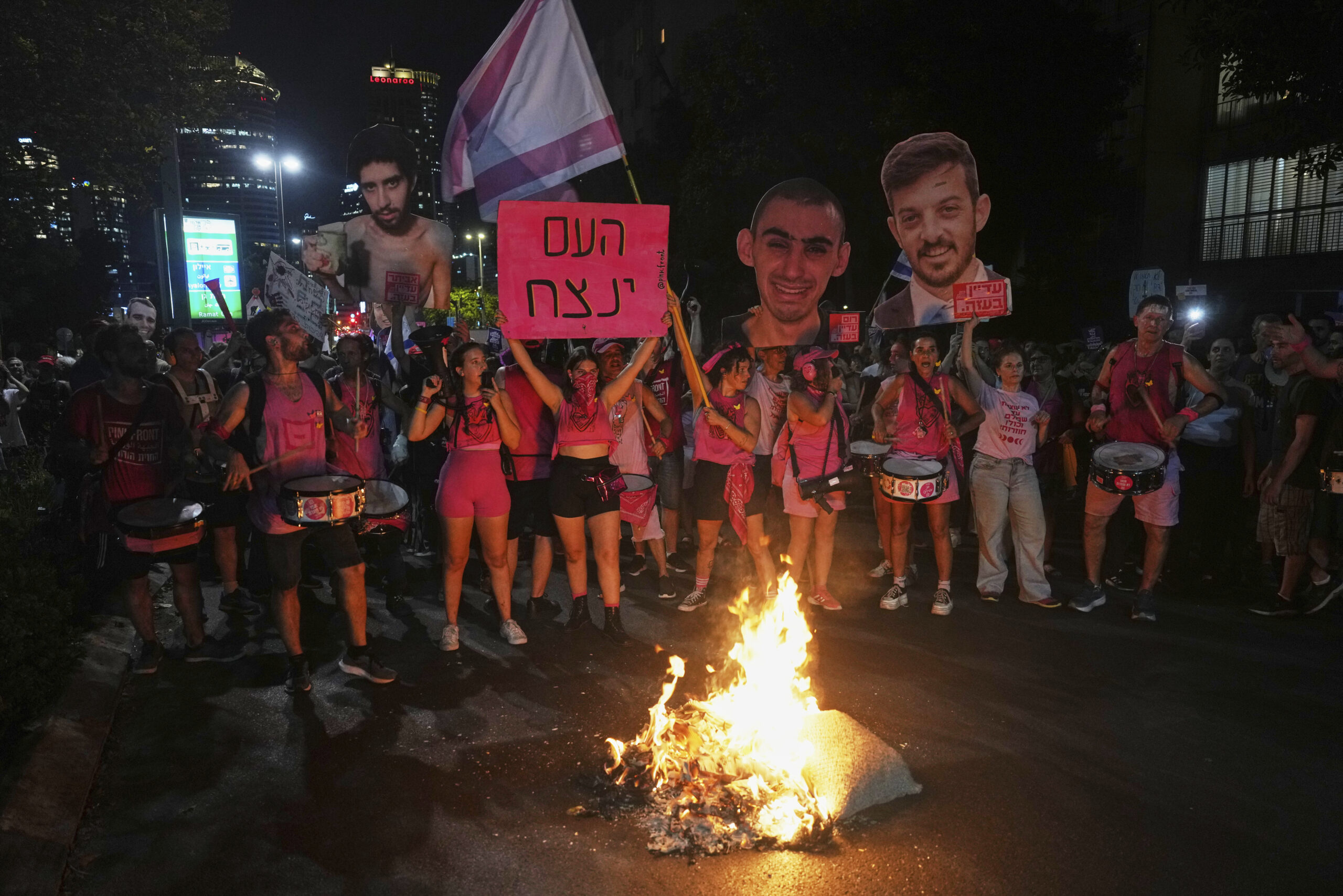 Tel Aviv, migliaia in protesta contro il piano di occupazione di Gaza