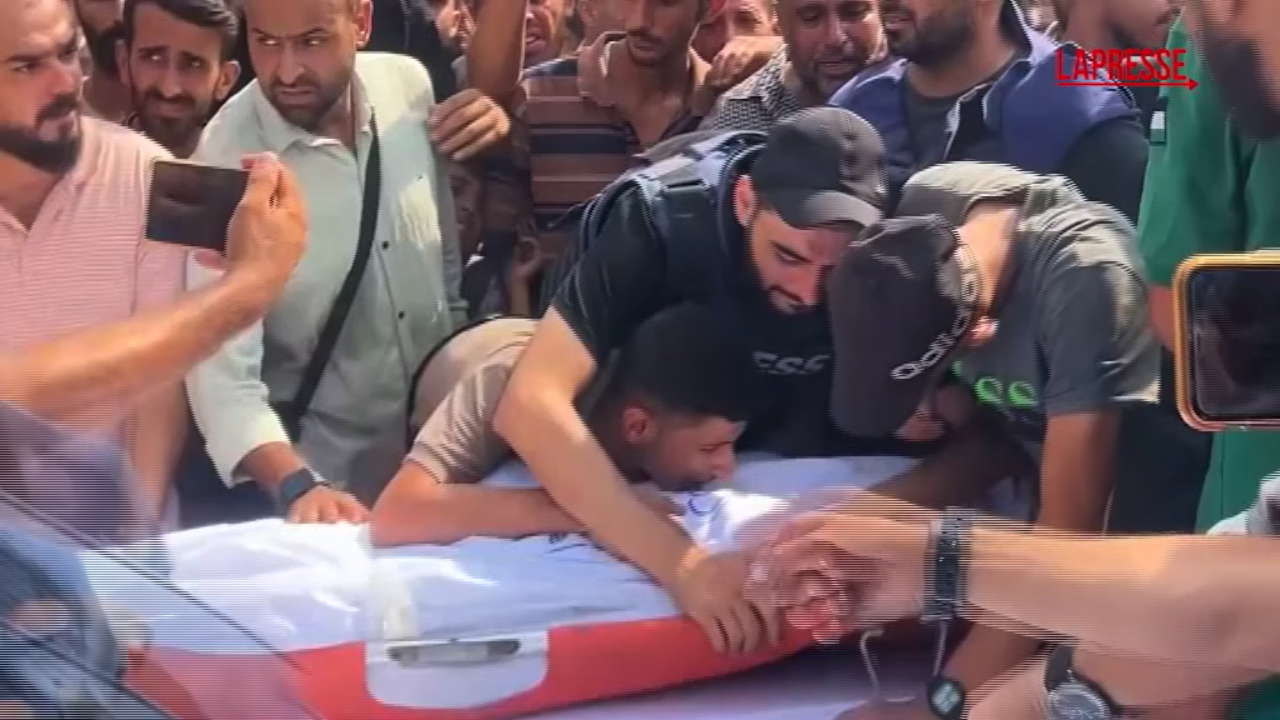 anas al sharif in centinaia ai funerali del giornalista ucciso a gaza