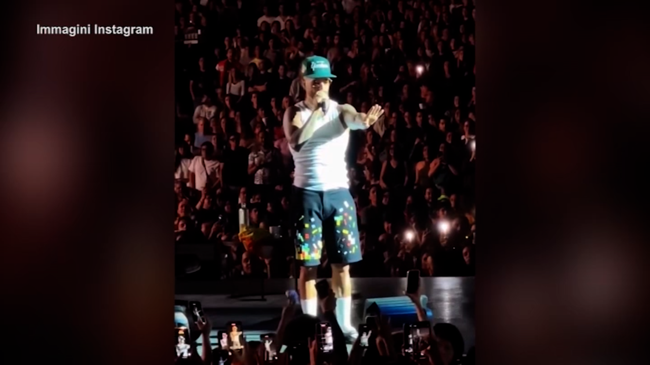 maluma ferma il concerto per rimproverare dei genitori il video