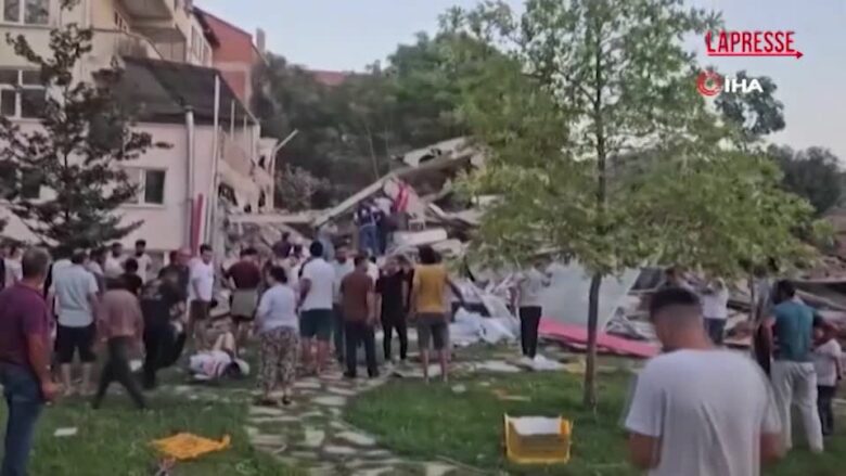 Turchia, terremoto di magnitudo 6.1: le immagini dall'epicentro a Sindirgi