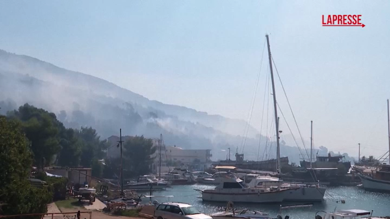 incendi in croazia le fiamme a ridosso delle case a jesenice