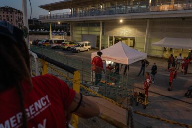 Migranti, Open Arms salva altre 51 persone: anche tre bimbi di pochi mesi. Sbarcati a Savona 146 dalla Life Support