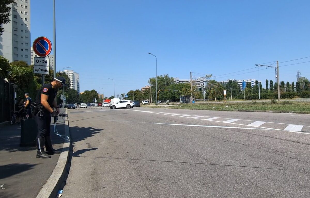Milano, donna investita e uccisa con auto rubata: caccia ai pirati in fuga