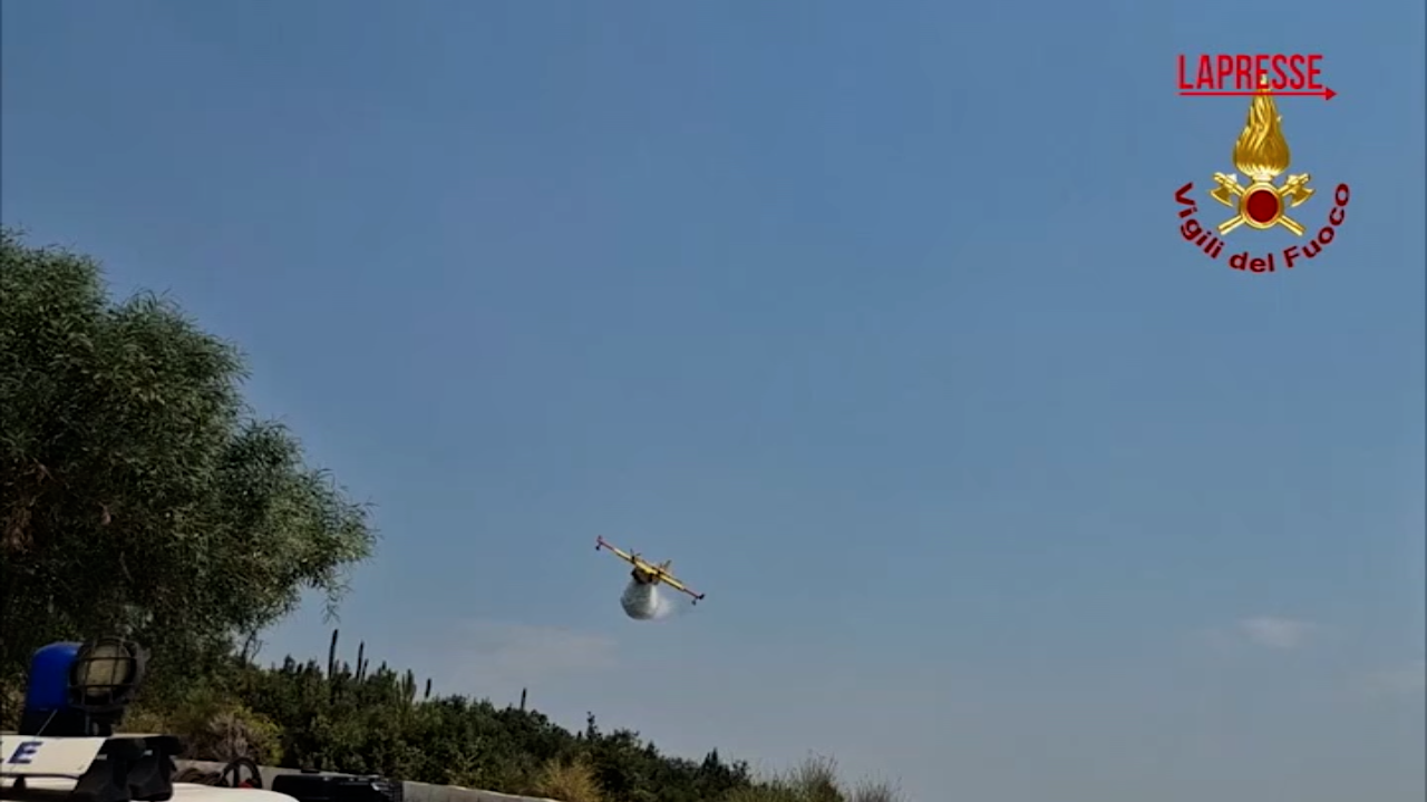 incendio vesuvio i canadair ancora al lavoro contro le fiamme