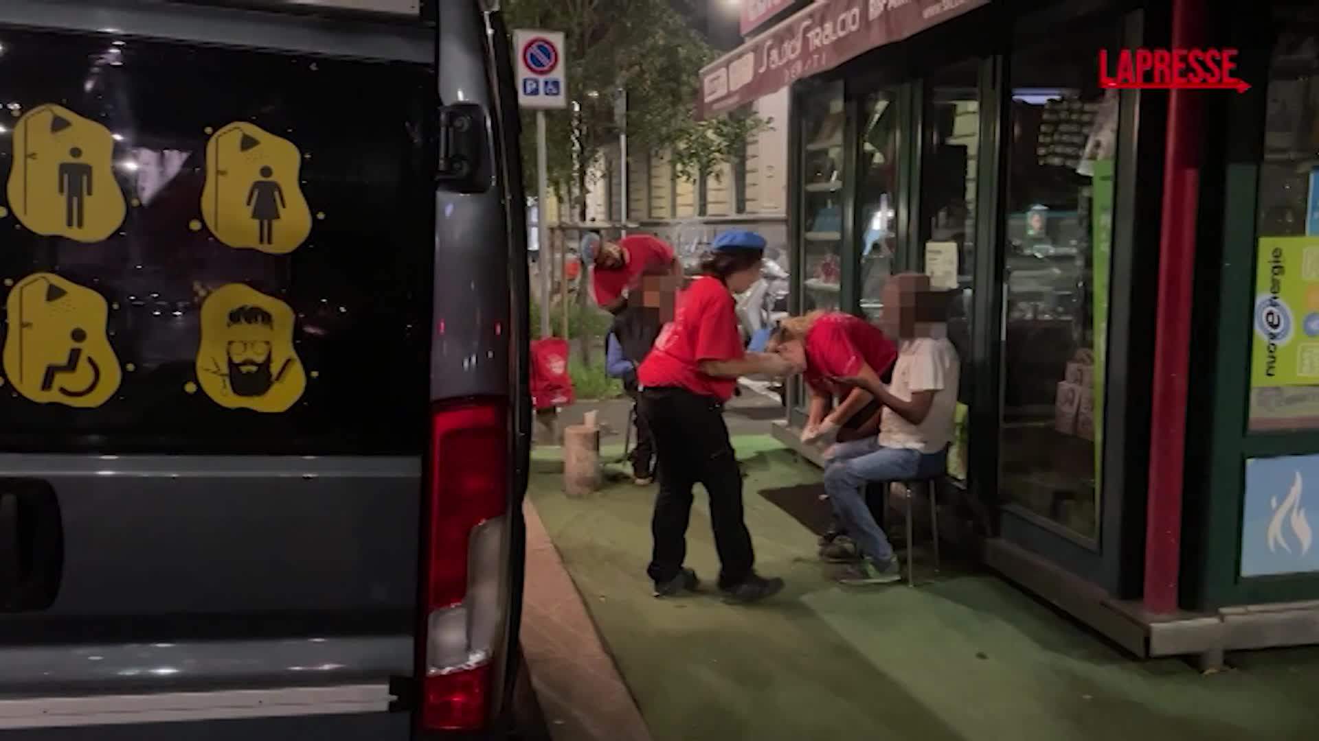 Milano, il camper dei City Angels porta docce e taglia i capelli ai senzatetto Milano, il camper dei City Angels porta docce e taglia i capelli ai senzatetto