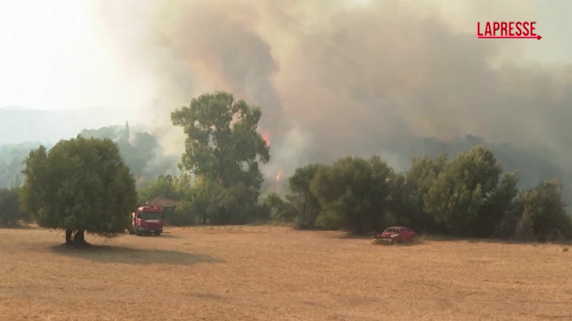 grecia incendi anche la periferia di patrasso
