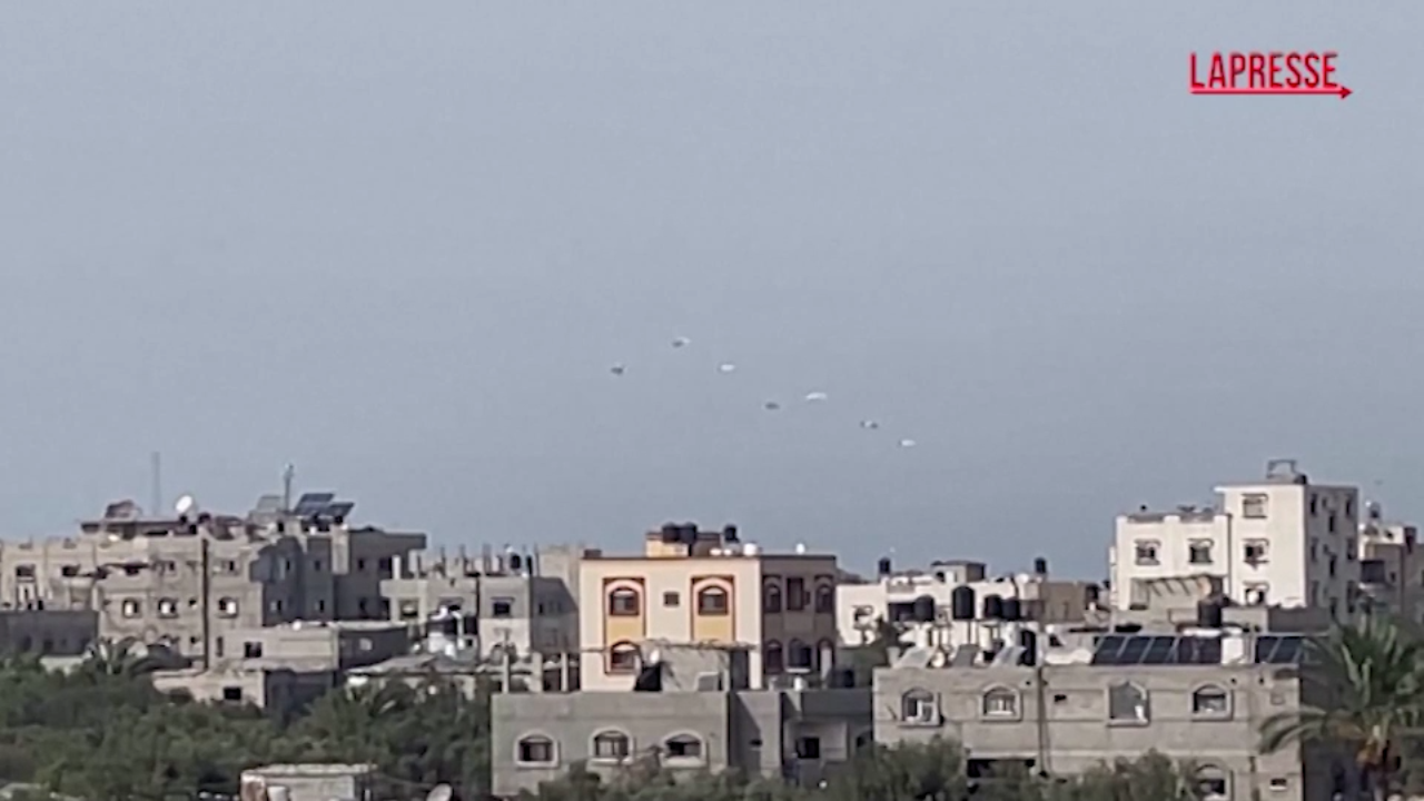 Gaza, nuovo lancio di aiuti su Deir al Balah Gaza, nuovo lancio di aiuti su Deir al Balah
