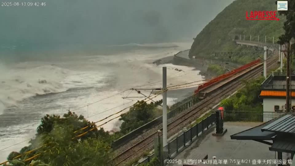taiwan il tifone podul sulla costa le immagini della tempesta e delle evacuazioni