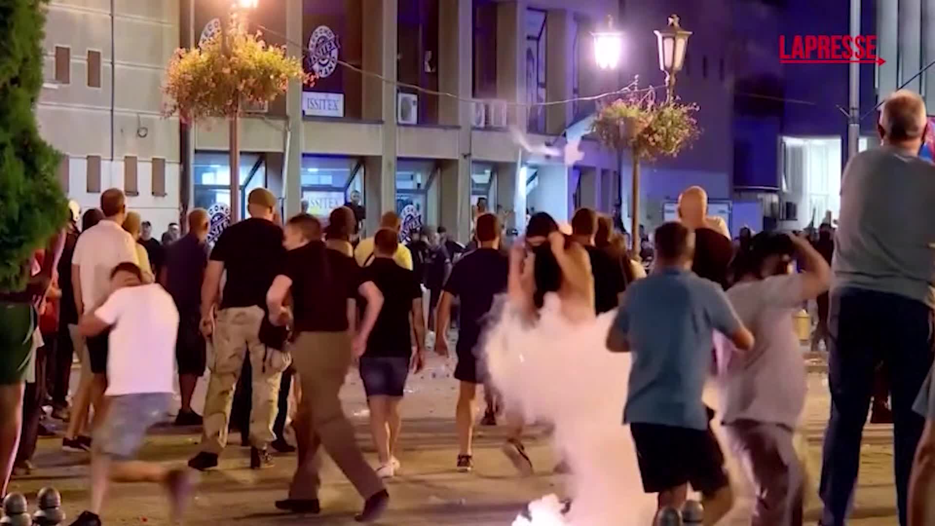 Serbia: scontri in proteste anti governative, decine di feriti Serbia: scontri in proteste anti governative, decine di feriti