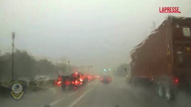 Usa, fulmine colpisce cavi elettrici: le immagini riprese dalla dash cam