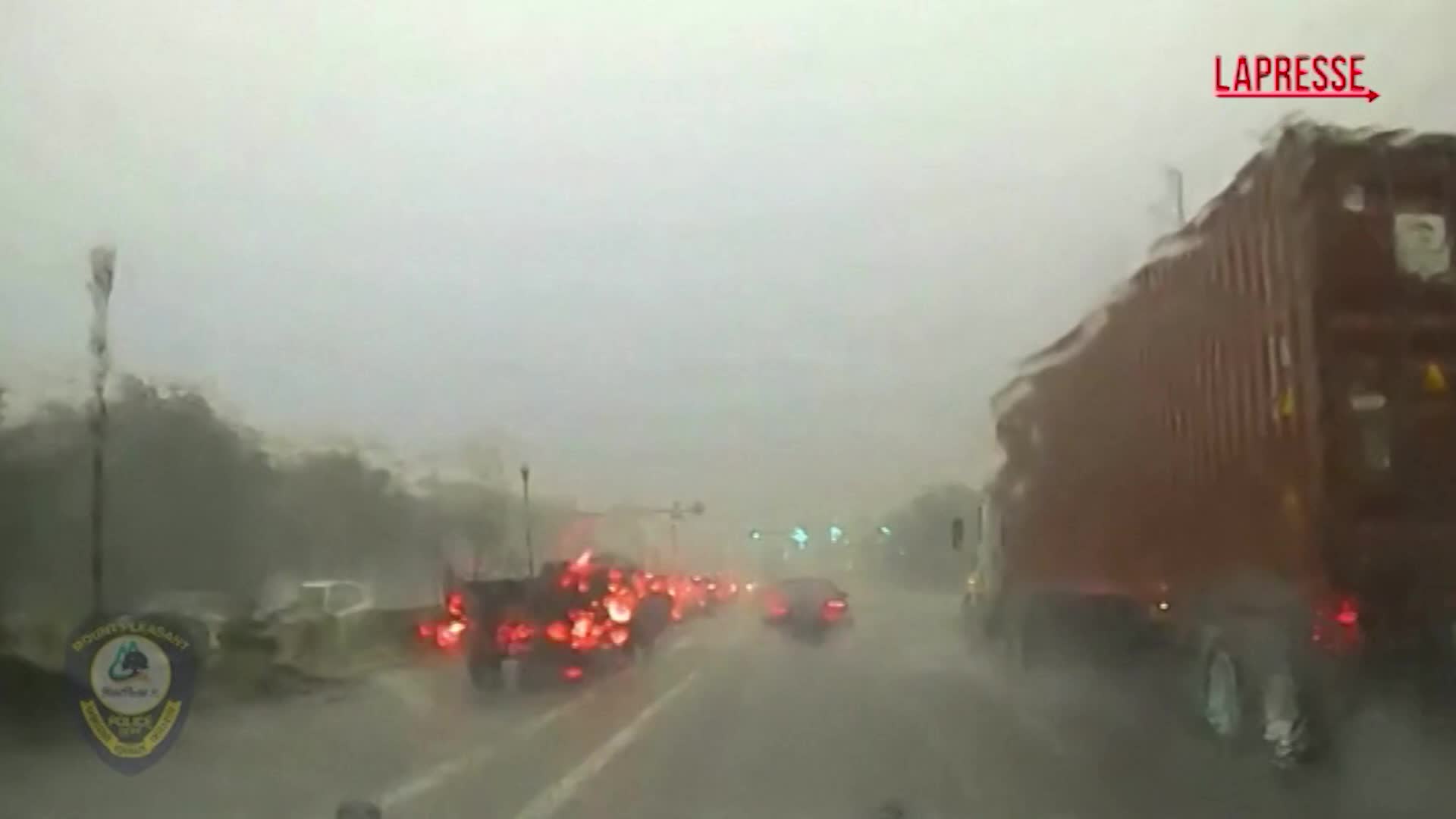 Usa, fulmine colpisce cavi elettrici: le immagini riprese dalla dash cam Usa, fulmine colpisce cavi elettrici: le immagini riprese dalla dash cam