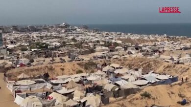 Gaza, l’arrivo di un camion che trasporta acqua potabile
