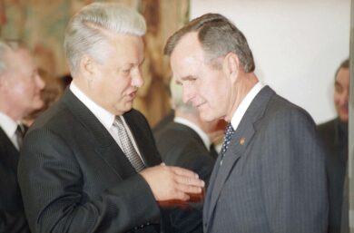 George H. Bush e Boris Yeltsin, Monaco, 9 luglio 1992. (AP Photo/Shizuo Kambayashi)